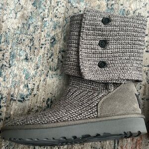 Size 6 grey knitted Ugg boots
